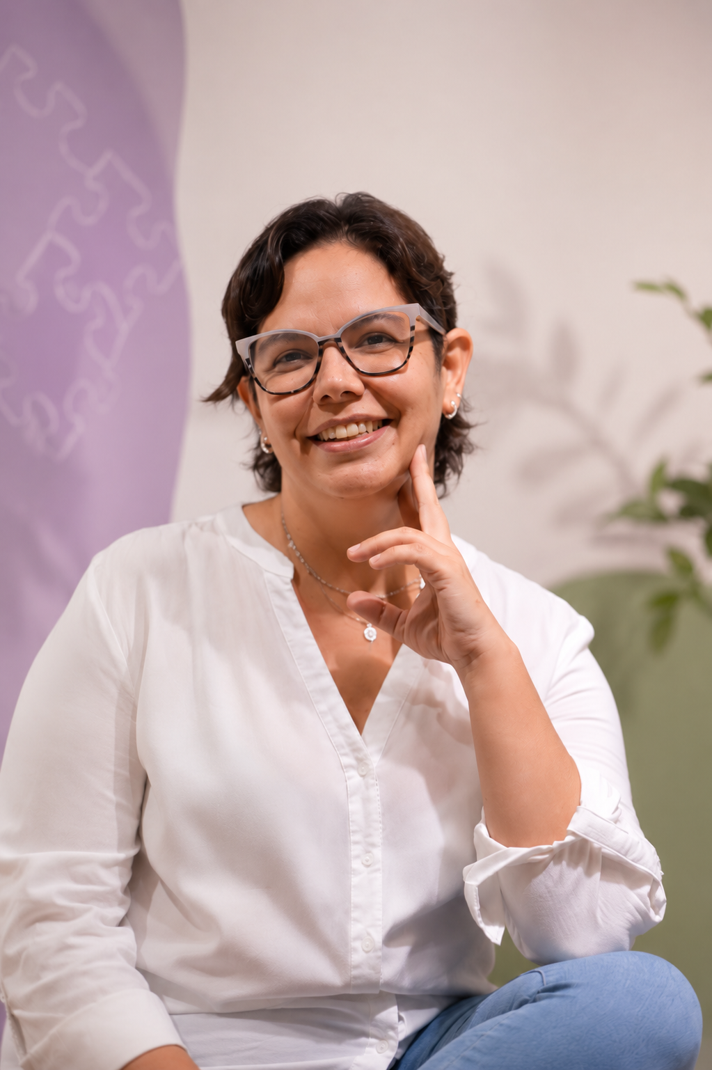 Ana Monteiro, psicóloga, em ambiente claro e acolhedor